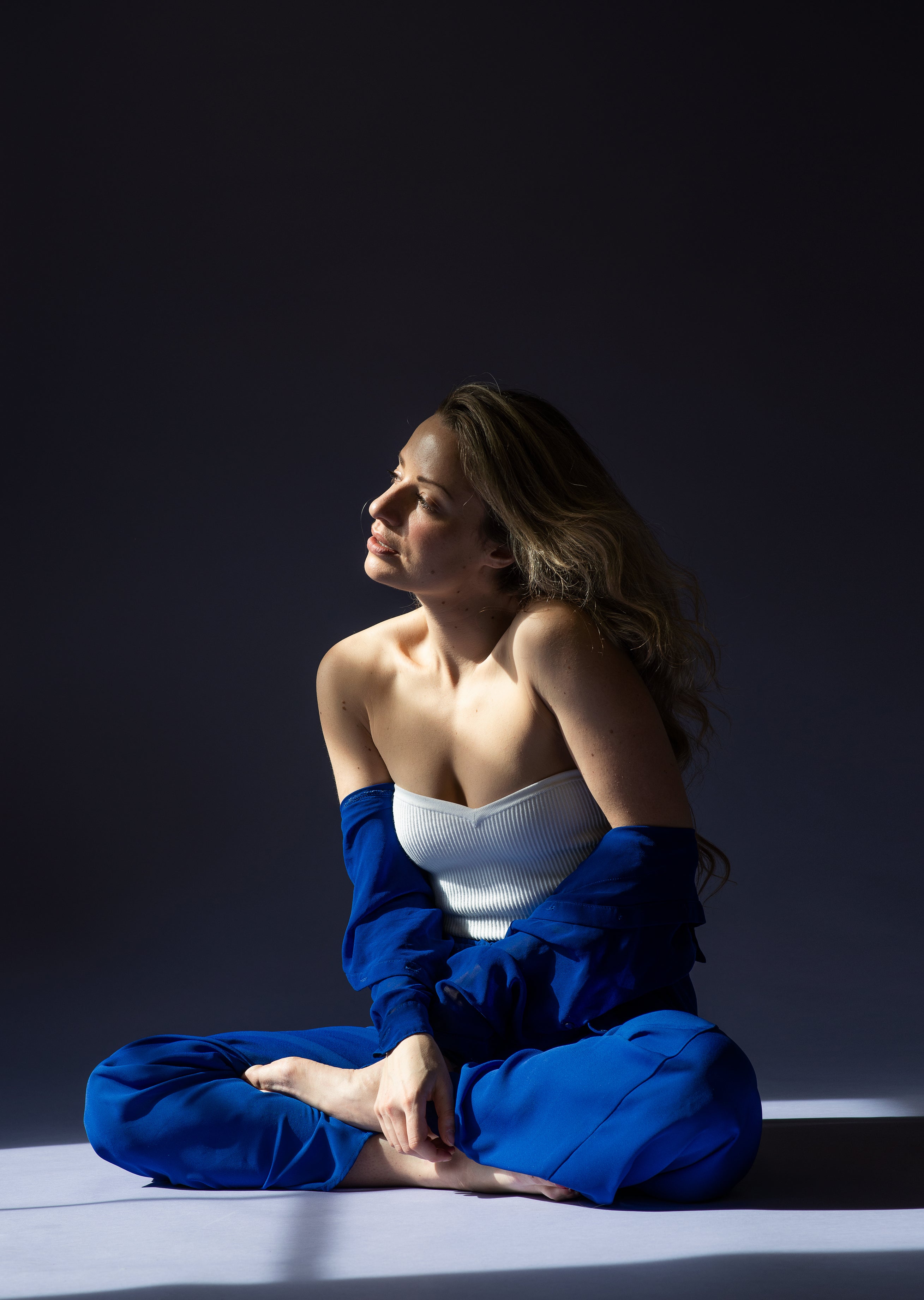 femme qui regarde par la fenetre